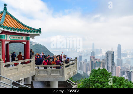 Menschenmassen mit Blick auf die Skyline von Hong Kong an den Löwen Pavillon auf der Peak, Hong Kong Stockfoto