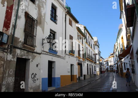 Eine klassische spanische styled Street in Cordoba, Andalusien, Spanien, mit weißen Gebäuden und Spanische Architektur Stockfoto