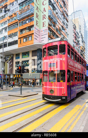 Straßenbahn auf Johnston Road, Wan Chai, Hong Kong Stockfoto