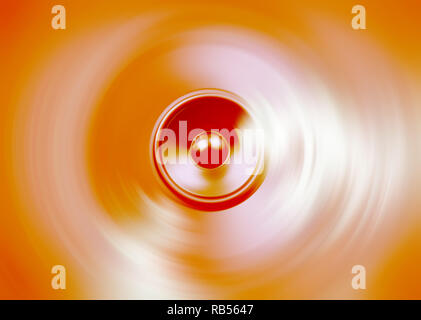 Red spinning Musik Lautsprecher auf gelbem Hintergrund Stockfoto