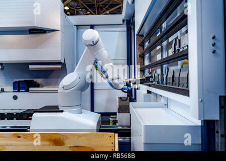 Roboterarm Produktionslinien moderner industrieller Technologie. Automatisierte Fertigungszelle. Stockfoto