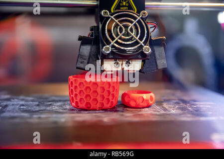 3D Drucker drucken, auch bekannt als additive Manufacturing (AM), bezieht sich auf Prozesse, die zur Erstellung ein dreidimensionales Objekts in die Schichten der mater Stockfoto