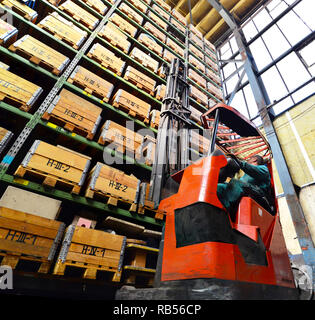 Gabelstapler in einem Hochregallager - Lagerung von Gütern in einem Industrieunternehmen Stockfoto