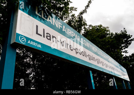 Llanfair, Wales - 27. August Arriva Trains Bahnsteig Zeichen für llanfairpwllgwyngyllgogerychwyrndrobwllllantysiliogogogoch am 27. August 2018 in W Stockfoto