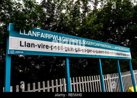 Llanfair, Wales - 27. August Arriva Trains Bahnsteig Zeichen für llanfairpwllgwyngyllgogerychwyrndrobwllllantysiliogogogoch am 27. August 2018 in W Stockfoto