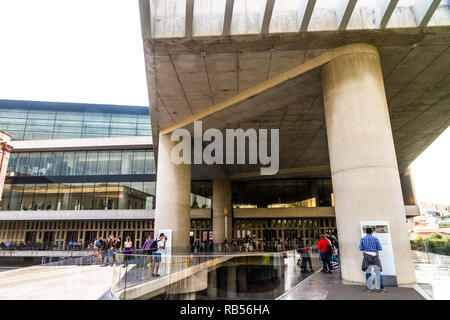 Athen, Griechenland - 27. Oktober 2018: Eingang zur Akropolis Museum. Stockfoto