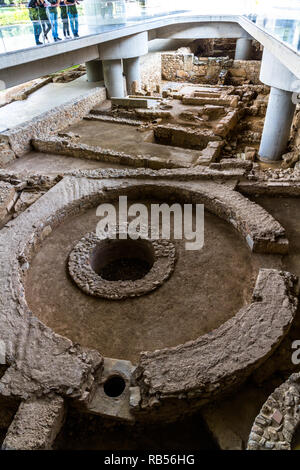 Athen, Griechenland - 27. Oktober 2018: Ruinen am Eingang zur Akropolis Museum. Stockfoto