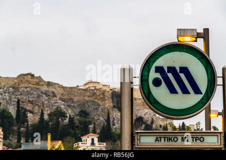 Athen, Griechenland - 27. Oktober 2018: die Athener U-Bahn Schild mit Parthenon unscharf im Hintergrund. Stockfoto