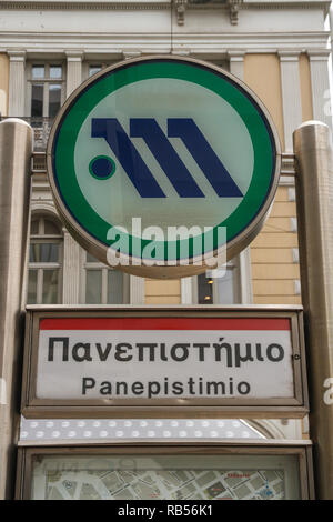 Athen, Griechenland - 28. Oktober in Athen unterzeichnen Panepistimio Metro Station am 28. Oktober 2018 in Griechenland. Stockfoto