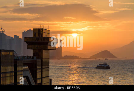 Sonnenuntergang über den Victoria Harbour und die China Ferry Terminal Observation Deck, Tsim Sha Tsui, Kowloon, Hong Kong Stockfoto