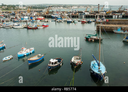 Kleine Fischerboote und Sportboote in Newlyn Harbour, Cornwall, UK günstig Stockfoto