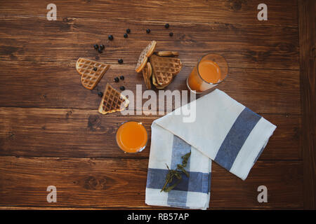 Frühstück für Zwei. frisch gepressten Saft und Wafer Stockfoto