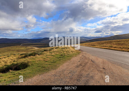 Einsame Landstraße durch die Cairngorms National Park in Schottland, Großbritannien. Stockfoto