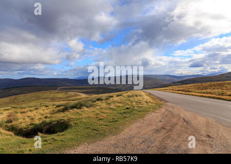 Einsame Landstraße durch die Cairngorms National Park in Schottland, Großbritannien. Stockfoto