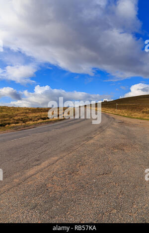 Einsame Landstraße durch die Cairngorms National Park in Schottland, Großbritannien. Stockfoto