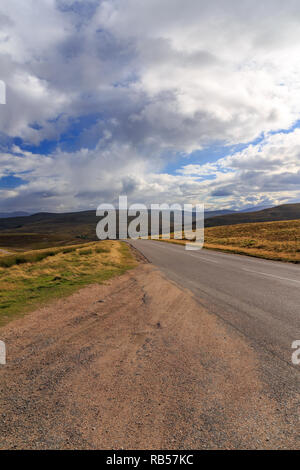 Einsame Landstraße durch die Cairngorms National Park in Schottland, Großbritannien. Stockfoto