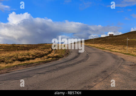 Einsame Landstraße durch die Cairngorms National Park in Schottland, Großbritannien. Stockfoto