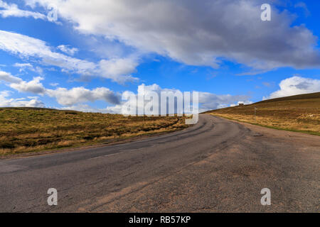 Einsame Landstraße durch die Cairngorms National Park in Schottland, Großbritannien. Stockfoto