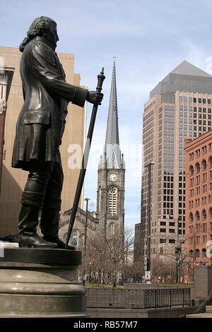 Cleveland, OH, USA. Die Statue des Gründers der Stadt, Moses Cleaveland, auf dem öffentlichen Platz. Stockfoto