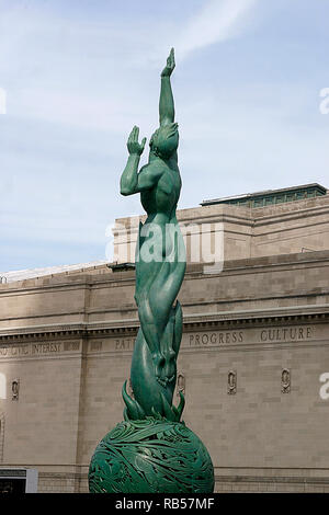 Cleveland, OH, USA. Bronzeskulptur im Mittelteil des Springbrunnens des ewigen Lebens auf der Memorial Plaza in Cleveland. Stockfoto