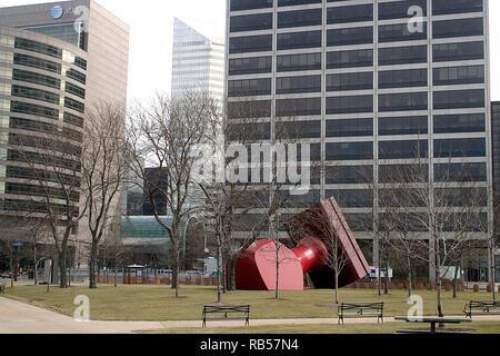 Cleveland, OH, USA. Rubber Stamp Skulptur vor Cleveland Willard Park, mit Celebrezze Building im Hintergrund. Stockfoto