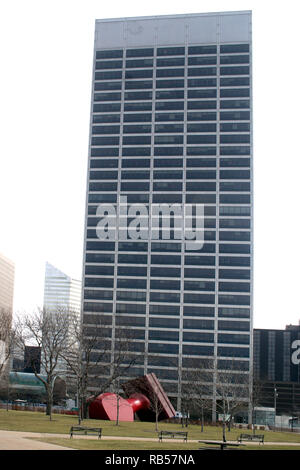 Gummistempel Skulptur vor Cleveland's Willard Park, mit Celebrezze Gebäude im Hintergrund Stockfoto