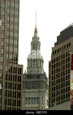 Gebäude in der Innenstadt von Cleveland, Ohio, mit der Oberseite der Tower City Center in der Mitte Stockfoto