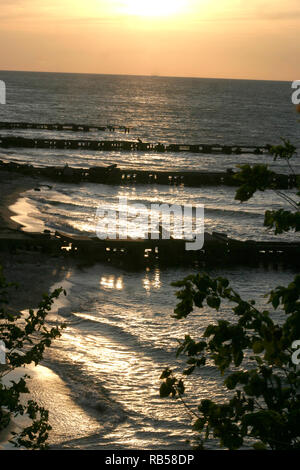 Wellen berühren See's Erie Shore in Cleveland, Ohio bei Sonnenuntergang Stockfoto