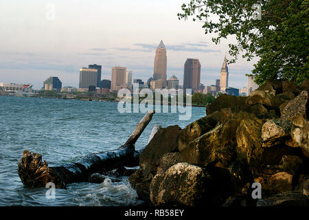 Cleveland, OH, USA. Downtown Cleveland vom Ufer des Eriesees aus gesehen. Stockfoto