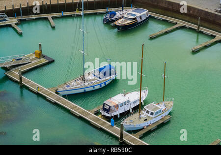 Schöne Aussicht auf die Docks von Vlissingen, typisch holländische Boote im Hafen, Zeeland, Niederlande Stockfoto