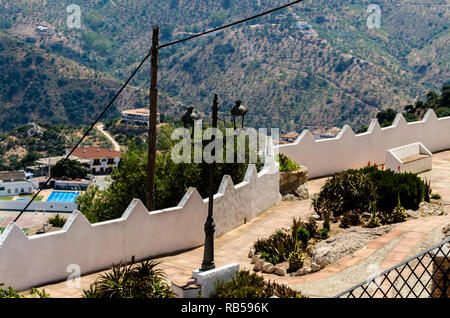 Die typischen weißen Mauern in einer kleinen Stadt in Andalusien, ein historisches Element der Architektur, Spanien Stockfoto