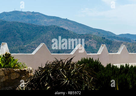 Die typischen weißen Mauern in einer kleinen Stadt in Andalusien, ein historisches Element der Architektur, Spanien Stockfoto