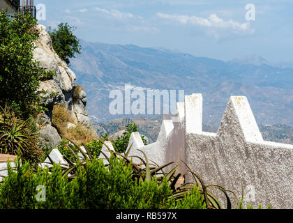 Die typischen weißen Mauern in einer kleinen Stadt in Andalusien, ein historisches Element der Architektur, Spanien Stockfoto