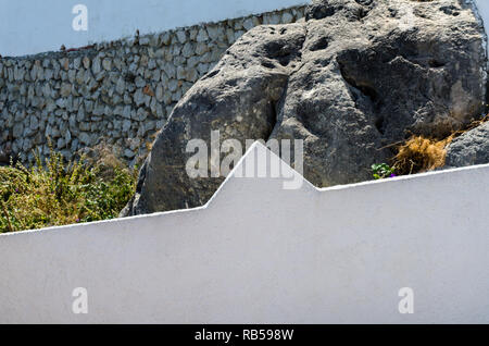 Die typischen weißen Mauern in einer kleinen Stadt in Andalusien, ein historisches Element der Architektur, Spanien Stockfoto