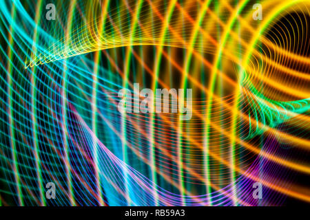 Abstrakte Licht Regenbogen Wanderwege in zufällige Bewegung Hintergrundbild. Gestreiften Neon Lichter in Regenbogenfarben Stockfoto