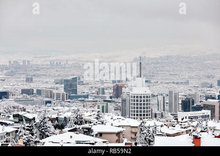 Panoramablick von Ankara die Hauptstadt der Türkei, bedeckt mit Schnee im Winter. Stockfoto