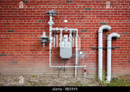 Erdgas Meterspur und Pipeline auf der Roten Wand mit Kopie Raum Stockfoto