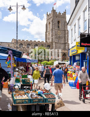 Die Straße Markt neben St. Peters Kirche auf dem Marktplatz in Sudbury, Suffolk, Großbritannien Stockfoto