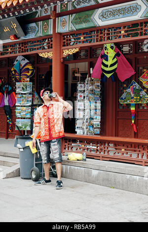Montreal, Kanada - Juni 2018: Seltsam jungen kanadischen Mann Bier trinken und rauchen Zigarette vor einem Store in Chinatown in Montreal, Kanada. Stockfoto