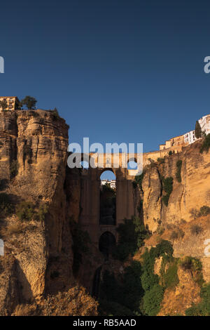 Puente Nueve Brücke in Ronda, Andalusien, Spanien kurz vor Sonnenuntergang im Spätsommer. Stockfoto