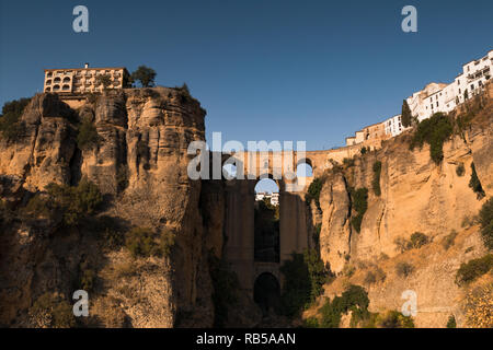 Puente Nueve Brücke in Ronda, Andalusien, Spanien kurz vor Sonnenuntergang im Spätsommer. Stockfoto