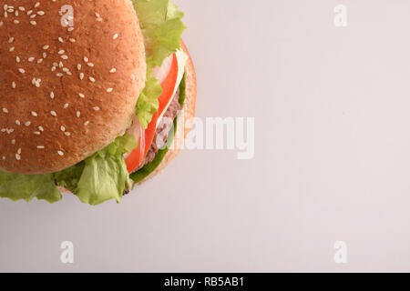 Beef Burger auf weißer Tisch. Ansicht von oben. Horizontale Komposition. Stockfoto