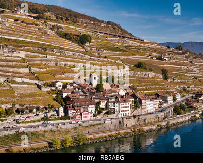 Die Schweizer Winzer Dorf Saint-Saphorin im UNESCO Weltkulturerbe Region Lavaux am Ufer des Genfer Sees in einer Drohne photograp gesehen Stockfoto