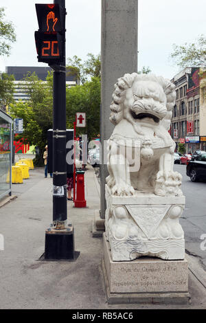 Dragon Skulptur am Eingang von Chinatown in Montreal, Quebec, Kanada. Stockfoto