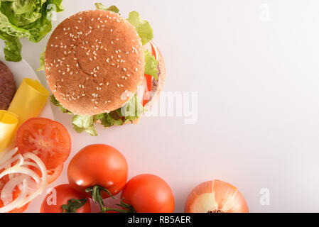Hausgemachte Beef Burger mit Zutaten auf weißer Tisch. Ansicht von oben. Horizontale Komposition. Stockfoto
