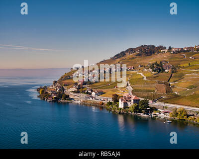 Die Schweizer Winzer Dorf Puidoux über dem Genfersee im UNESCO Weltkulturerbe Bereich des Lavaux aus der Luft in eine Drohne foto zu sehen Stockfoto