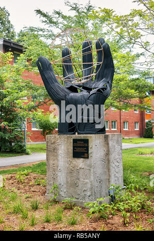 Moderne Kunst im öffentlichen Raum Skulptur Manana (Willkommen) im Park Paul dozois auf De Maisonneuve Boulevard in Montreal, Kanada. Stockfoto