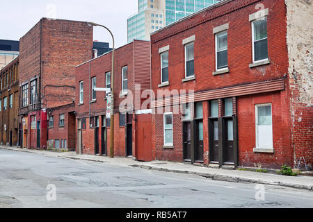 Alte Gebäude aus rotem Ziegel auf der Straße in Montreal, Quebec, Kanada. Leitartikel Stockfoto