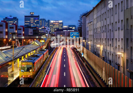 Essen, Nordrhein-Westfalen, Ruhrgebiet, Deutschland - Blau Umweltzone, Autobahn A 40 am Ende des Arbeitstages Verkehr mit Blick auf die Stadt c Stockfoto