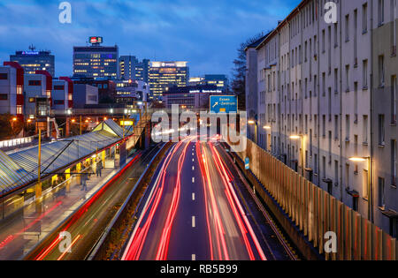 Essen, Nordrhein-Westfalen, Ruhrgebiet, Deutschland - Blau Umweltzone, Autobahn A 40 am Ende des Arbeitstages Verkehr mit Blick auf die Stadt c Stockfoto